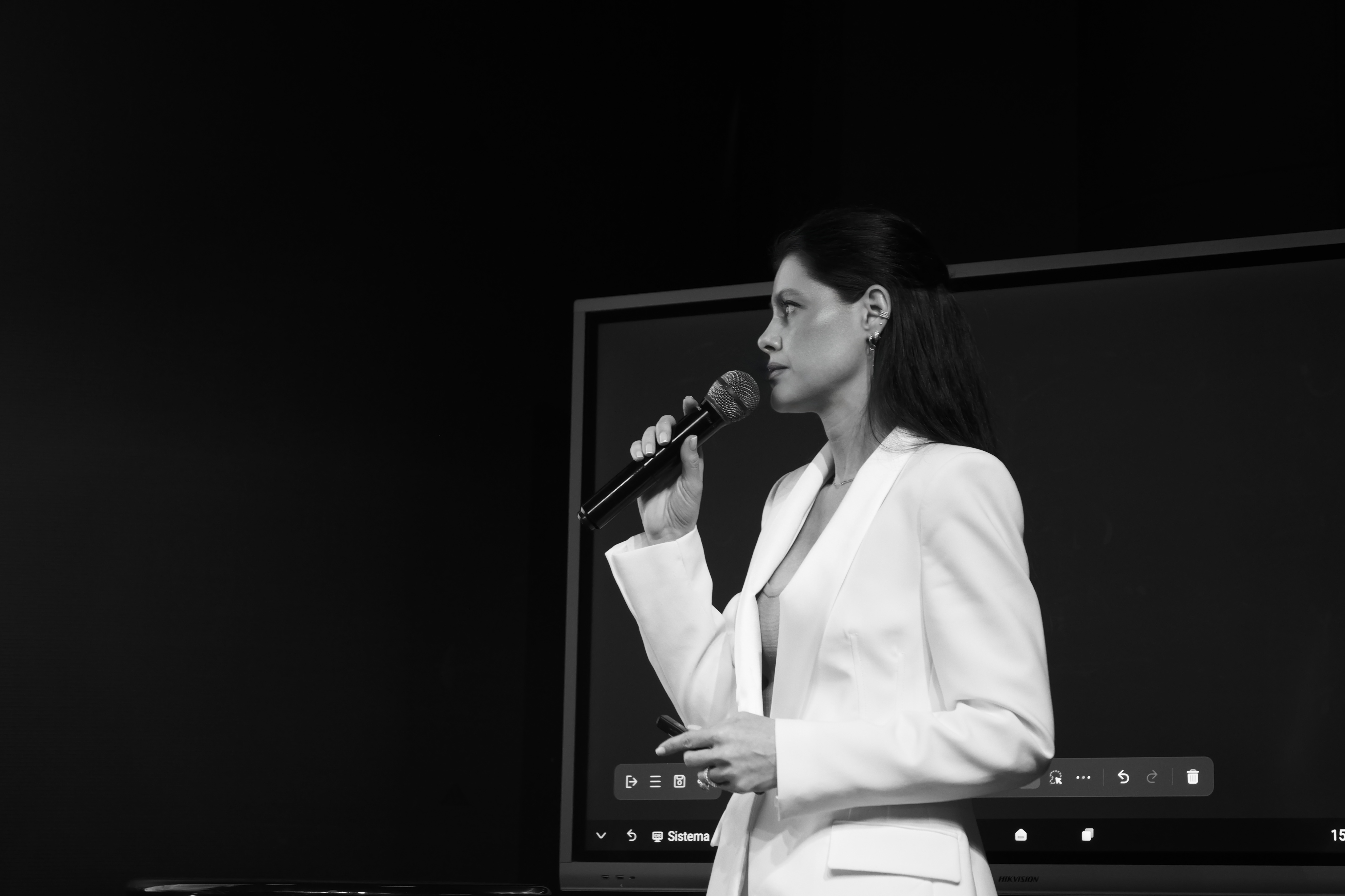 Dra. Tatiana en presentación clínica científica